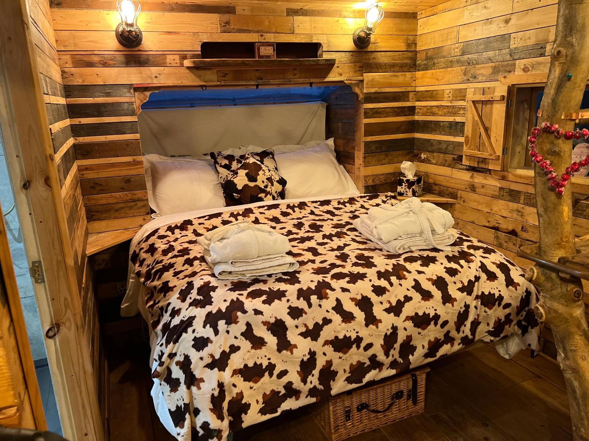 Burtree Country House, Tipi'S, Treehouse & Lodge & House Rooms With Hot Tubs In A Private Garden Тирск Экстерьер фото